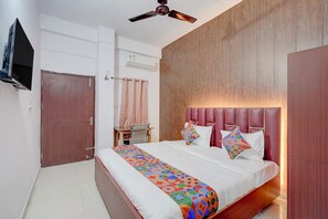 Egyptian cotton sheets, premium bedding, in-room safe, free WiFi - Fabhotel Tree View Residency (Lucknow)