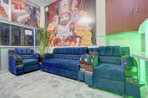Lobby sitting area - Fabhotel Tree View Residency (Lucknow)