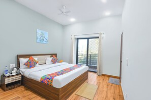 Kamar Premium | Seprai katun Mesir, seprai premium, brankas, dan Wi-Fi gratis