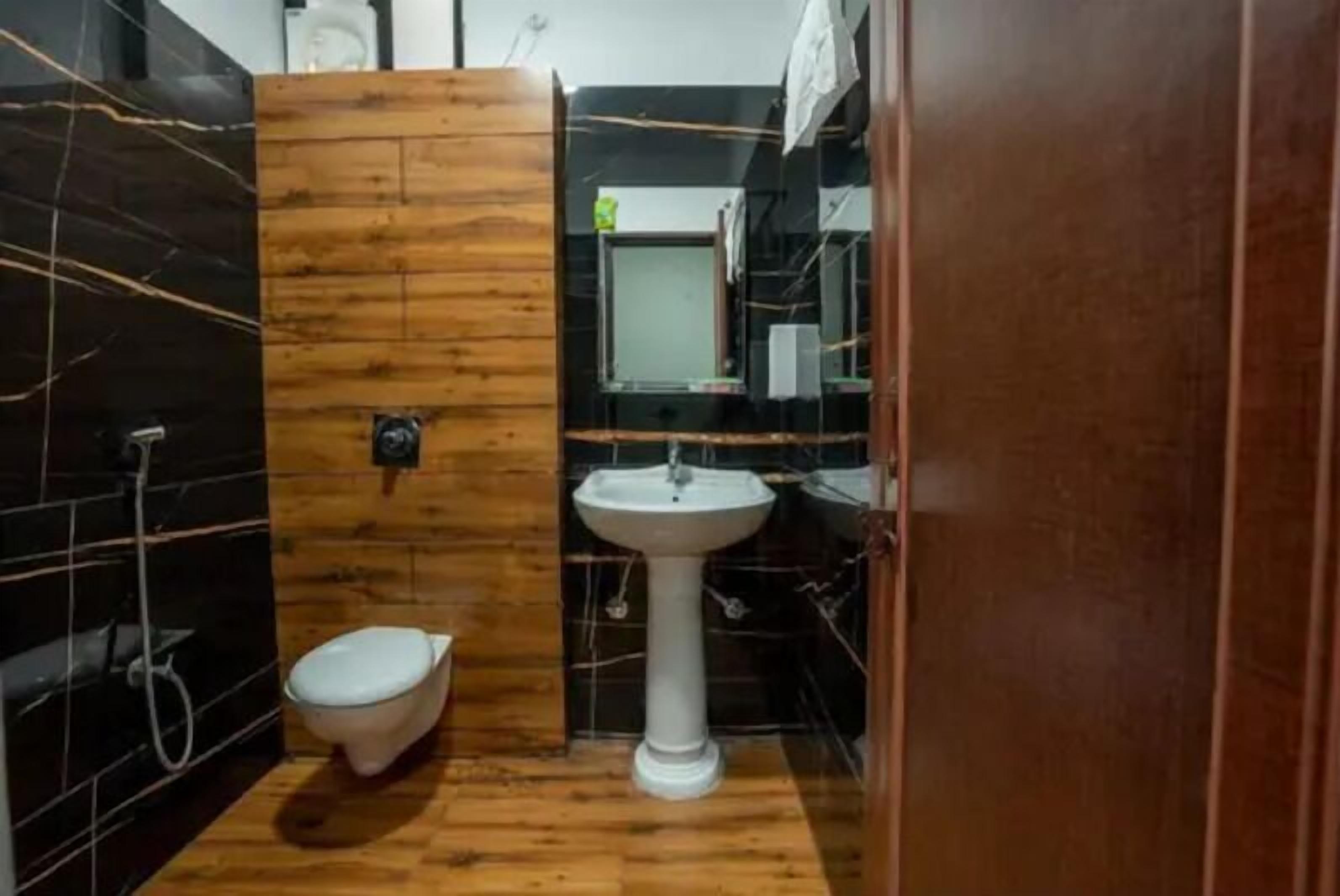 Shower, rainfall showerhead, free toiletries, towels