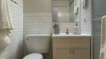 Hiustenkuivaaja, pyyhkeet, saippua, vessapaperi