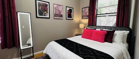 2 habitaciones, tabla de planchar con plancha, internet y ropa de cama
