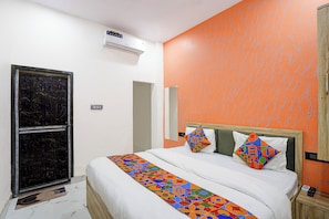 Deluxe Room | Egyptian cotton sheets, premium bedding, in-room safe, free WiFi - Fabhotel Vrrinda Residency (Varanasi)