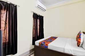 ملاءات من القطن المصري وأغطية فراش متميزة وخزنة داخل الغرفة