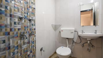 Shower, rainfall showerhead, free toiletries, towels