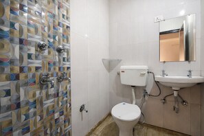 淋浴设施、大花洒淋浴喷头、免费洗浴用品、毛巾