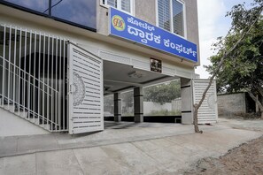 Property entrance - Fabhotel Dwaraka Comfort (Bengaluru)