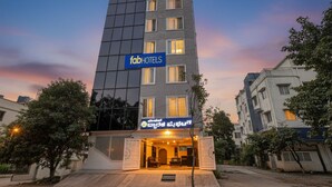 Un edificio moderno con un cartello che riporta 'fab hotels'.