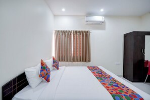 Egyptian cotton sheets, premium bedding, in-room safe, free WiFi - Fabhotel Dwaraka Comfort (Bengaluru)