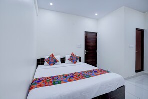 ملاءات من القطن المصري وأغطية فراش متميزة وخزنة داخل الغرفة