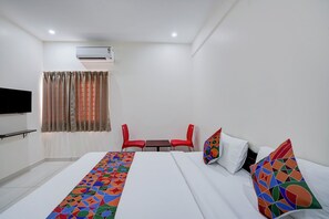 Egyptian cotton sheets, premium bedding, in-room safe, free WiFi - Fabhotel Dwaraka Comfort (Bengaluru)