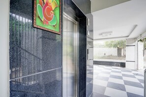 Lobby - Fabhotel Dwaraka Comfort (Bengaluru)