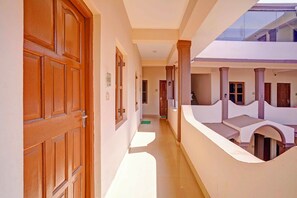 Lobby - Via 3 Olives (Mandrem)