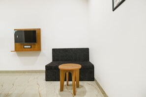 Een 28-inch lcd-televisie met kabelzenders