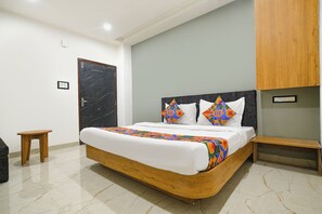 Egyptian cotton sheets, premium bedding, in-room safe, free WiFi - Fabhotel Paradise Inn (Indore)