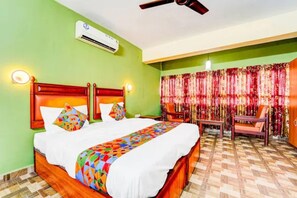 Egyptian cotton sheets, premium bedding, free WiFi, bed sheets - Fabhotel Bluemoon (Kanayannur)