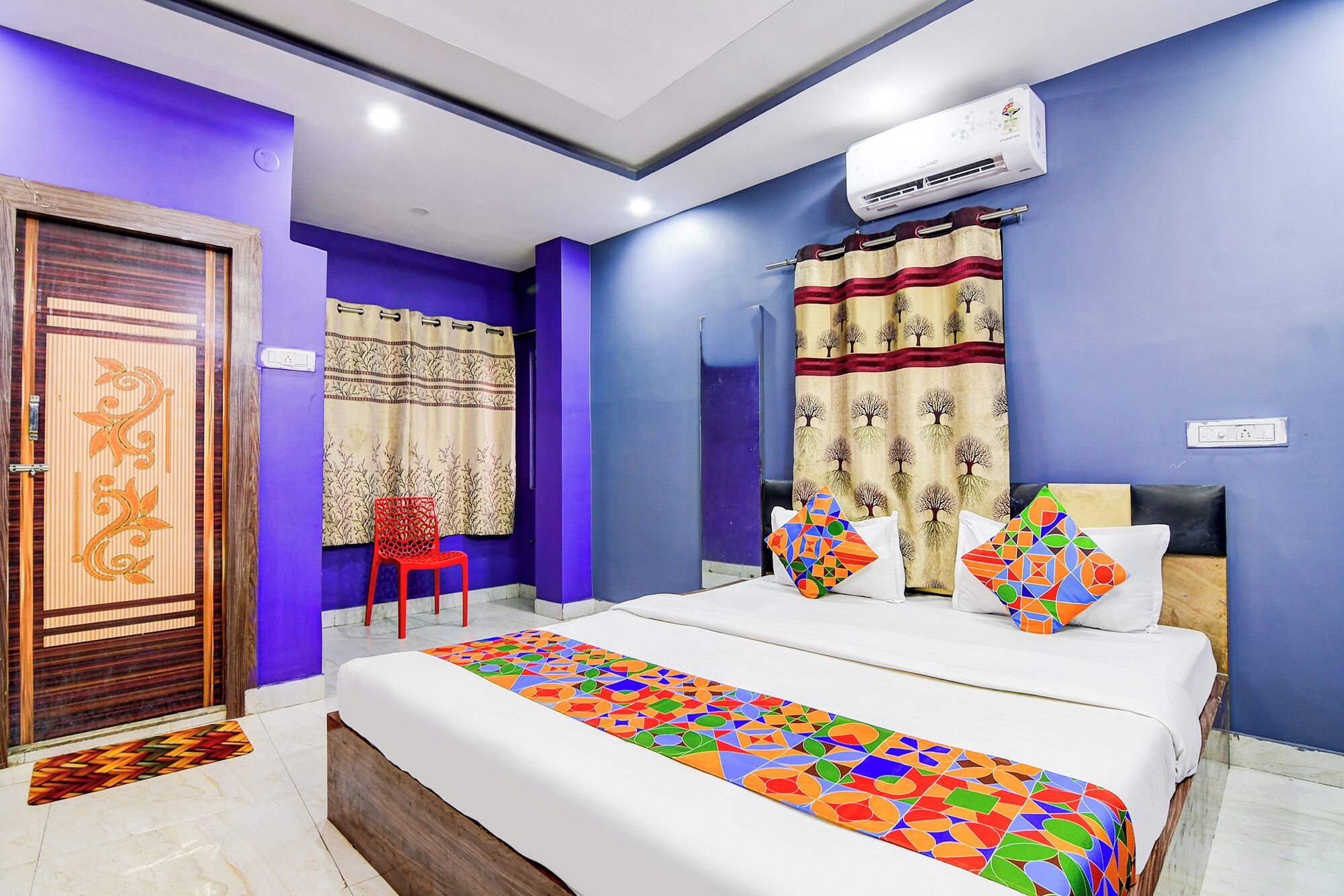 Une chambre d’hôtel équipée d’un lit, d’une chaise, d’une armoire et d’un appareil de climatisation.
