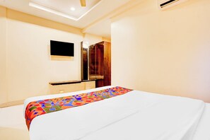 Egyptian cotton sheets, premium bedding, in-room safe, free WiFi - Fabhotel Chetan Executive (Pune)