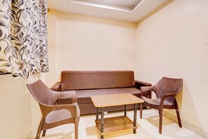 Lobby sitting area - Fabhotel Chetan Executive (Pune)