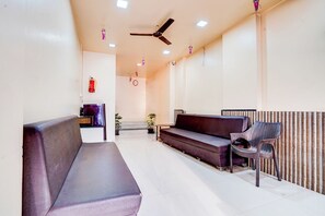 Lobby sitting area - Fabhotel Chetan Executive (Pune)