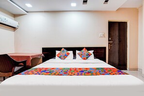 Deluxe Room | Egyptian cotton sheets, premium bedding, in-room safe, free WiFi - Fabhotel Chetan Executive (Pune)