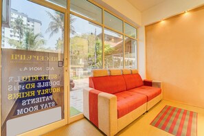 Lobby sitting area - Fabhotel Elroi Suites (Kanayannur)