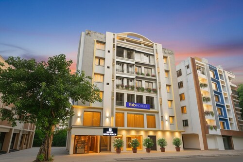 Fabhotel Royal Place