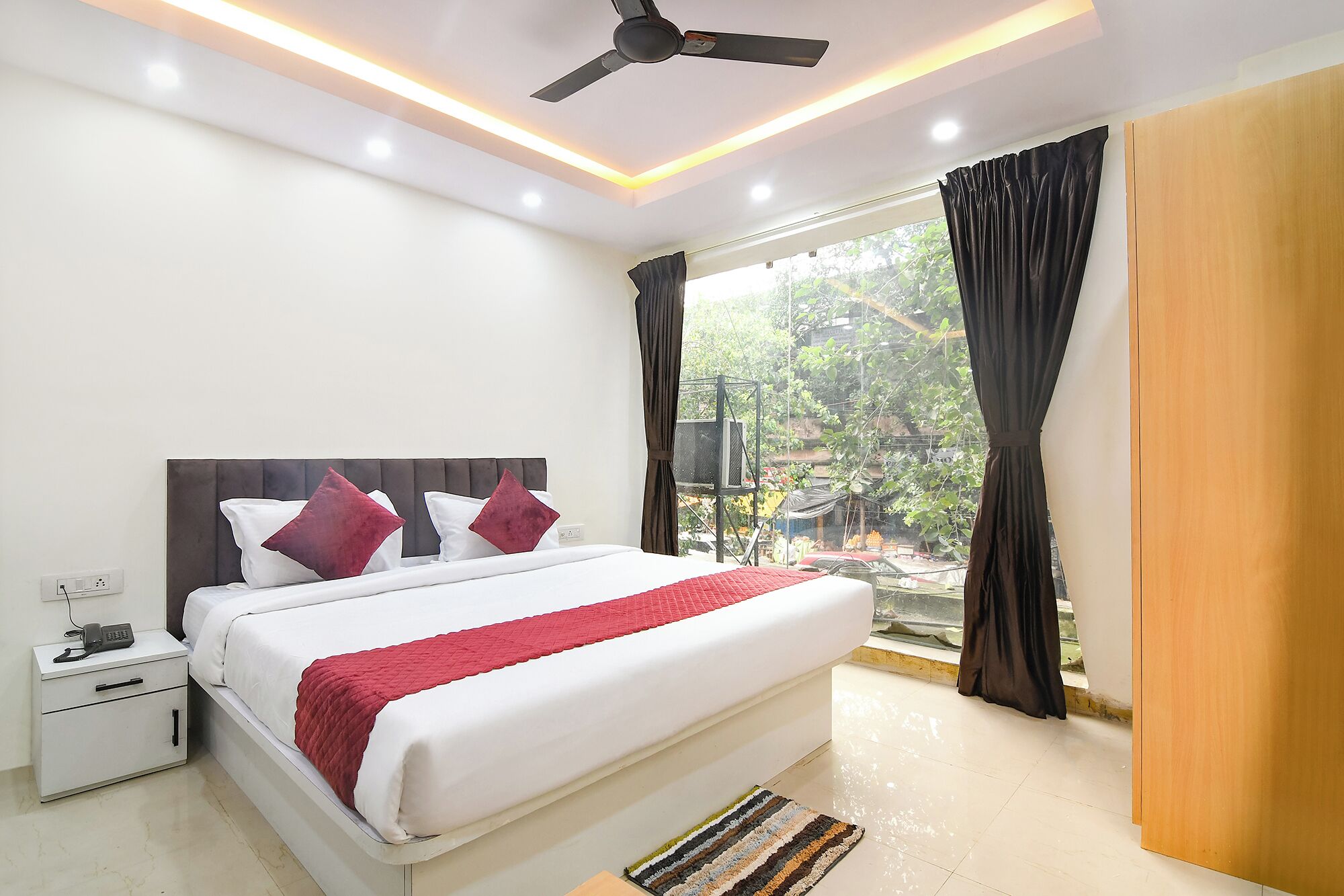 Egyptian cotton sheets, premium bedding, in-room safe, free WiFi