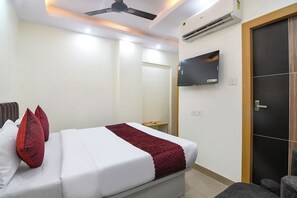 Egyptian cotton sheets, premium bedding, in-room safe, free WiFi - Fabhotel Royal Place (Kolkata)