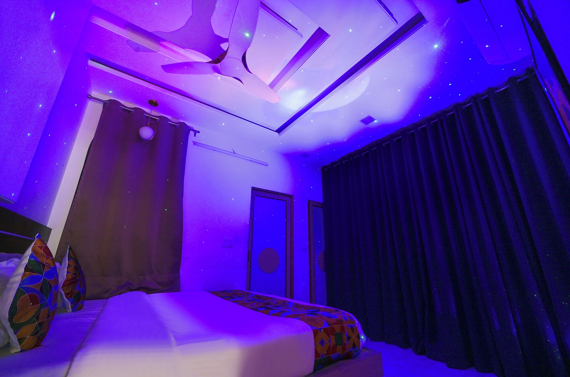 Egyptian cotton sheets, premium bedding, in-room safe, free WiFi