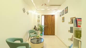 Área de estar no saguão