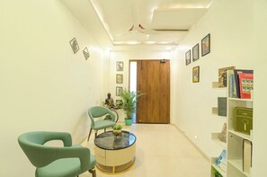 Lobby sitting area - Fabhotel Blooming Beds Prime (Jaipur)