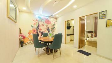 Egyptian cotton sheets, premium bedding, in-room safe, free WiFi