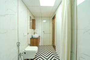 Deluxe Room | Bathroom | Shower, rainfall showerhead, free toiletries, towels - Fabhotel Blooming Beds Prime (Jaipur)