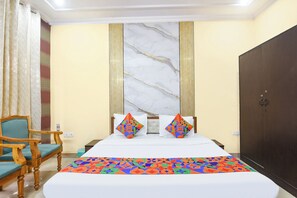Egyptian cotton sheets, premium bedding, in-room safe, free WiFi - Fabhotel Sager Inn (Gurugram)