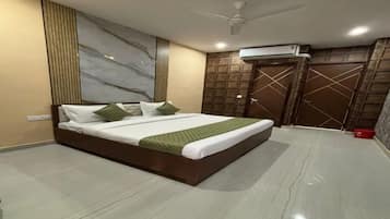 Egyptian cotton sheets, premium bedding, in-room safe, free WiFi