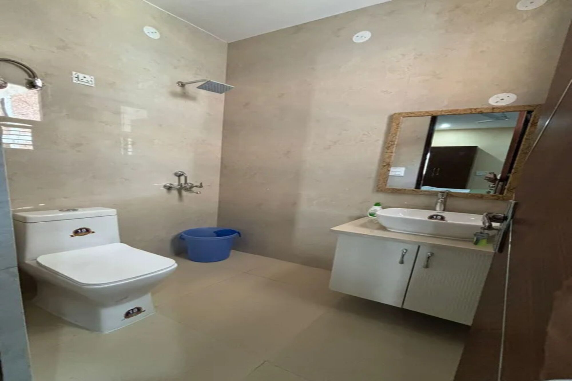 Dusch, regndusch, gratis toalettartiklar och handdukar