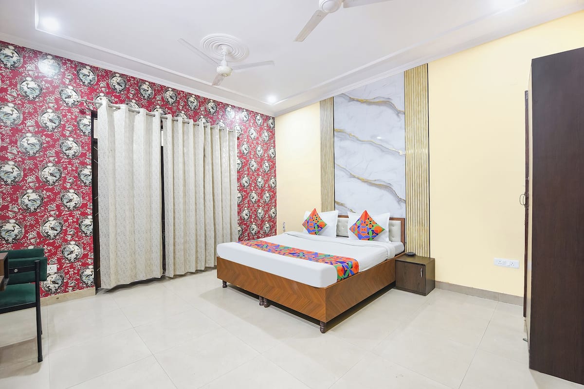 Deluxe Room | Egyptian cotton sheets, premium bedding, in-room safe, WiFi (free)
