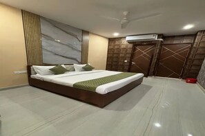 Egyptian cotton sheets, premium bedding, in-room safe, free WiFi - Fabhotel Sager Inn (Gurugram)