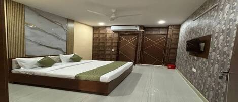 Egyptian cotton sheets, premium bedding, in-room safe, free WiFi