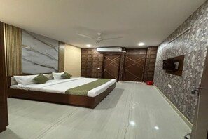 Egyptian cotton sheets, premium bedding, in-room safe, free WiFi - Fabhotel Sager Inn (Gurugram)