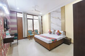 ملاءات من القطن المصري وأغطية فراش متميزة وخزنة داخل الغرفة