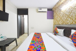 Egyptian cotton sheets, premium bedding, in-room safe, free WiFi - Fabhotel Prime Stay (New Delhi)