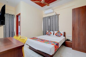 Egyptian cotton sheets, premium bedding, in-room safe, free WiFi