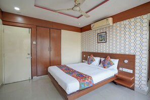 Egyptian cotton sheets, premium bedding, in-room safe, free WiFi - Fabhotel Fortune Suites Hebbal (Bangalore)