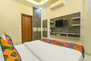 Egyptian cotton sheets, premium bedding, in-room safe, free WiFi - Fabhotel Kesar Inn (Jaipur)