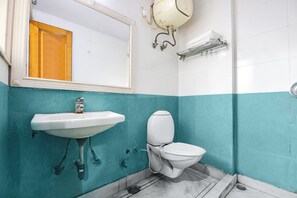 Douche, douche à « effet pluie », articles de toilette gratuits