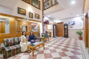 Lobby sitting area - Fabhotel Kochar Continental (New Delhi)