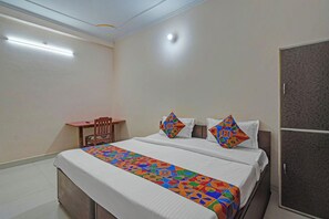 Egyptian cotton sheets, premium bedding, in-room safe, free WiFi - Fabhotel Hare Rama (Karchana)