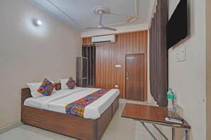 Egyptian cotton sheets, premium bedding, in-room safe, free WiFi - Fabhotel Hare Rama (Karchana)